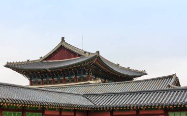 Gündüz vakti eski Seul Gyeongbokgung sarayının görüntüsü