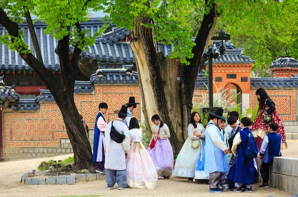 Seoul, South Korea-25 Apr 2019: Πολλοί τουρίστες από όλο τον κόσμο φορούν κορεάτικα Hanbok για να επισκεφθούν και να τραβήξουν φωτογραφίες στο παλάτι Gyeongbokgung. — Φωτογραφία Αρχείου