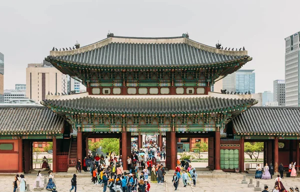 Seoul, South Korea-25 Apr 2019: Πολλοί τουρίστες από όλο τον κόσμο φορούν κορεάτικα Hanbok για να επισκεφθούν και να τραβήξουν φωτογραφίες στο παλάτι Gyeongbokgung. — Φωτογραφία Αρχείου