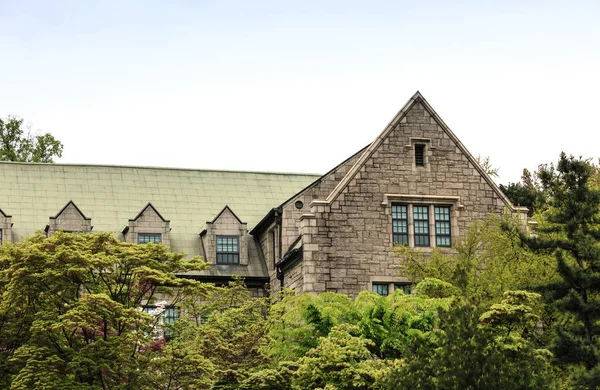 Seúl, Corea del Sur-26 ABR 2019: Ewha Womans University, Famous All Female University con el estilo vintage Arquitectura — Foto de Stock