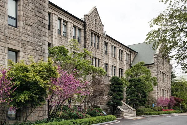 Seúl, Corea del Sur-26 ABR 2019: Ewha Womans University, Famous All Female University con el estilo vintage Arquitectura — Foto de Stock