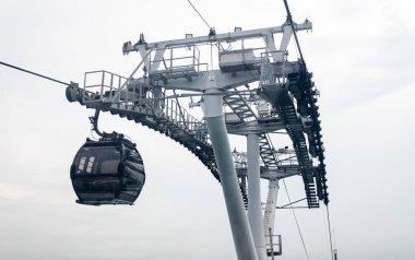 Singapur-15 Kasım 2019: Singapur Sentosa tramvayı yolda.