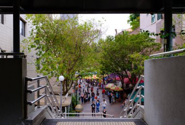 Singapur-16 Aralık 2017: Singapur 'da geleneksel açık hava alışveriş caddesi manzarası