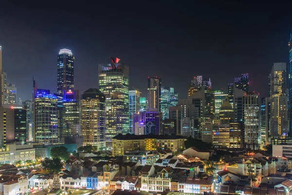 Singapore-13 DIC 2017: Singapore centro città vista notturna dalla zona di chinatown — Foto Stock