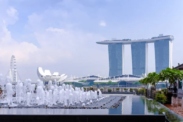 Singapur-14 DIC 2017: vista de la bahía marina de Singapur desde el área de paisaje de características de agua — Foto de Stock