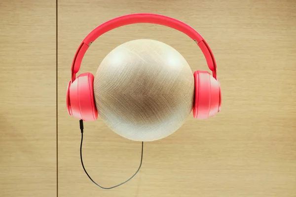 Pantalla de auriculares de color rojo en vista de bola de madera — Foto de Stock