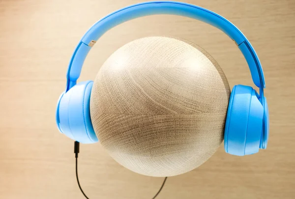 Синий цвет наушники дисплей на деревянный шар зрения — стоковое фото