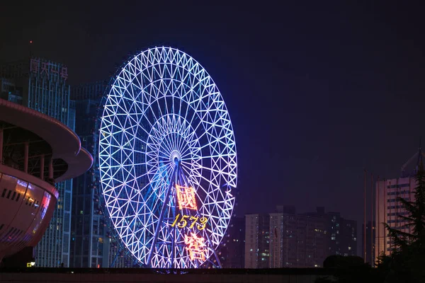 Hunan, Changsha-08 Σεπ 2019: μπλε ανοιχτό χρώμα Changsha Ferris Wheel σε νυχτερινή προβολή — Φωτογραφία Αρχείου