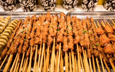 Beyaz metal tavada domuz şiş kebap yığını