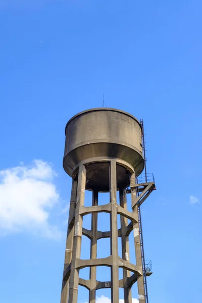 Oude Watertank Toren in de blauwe lucht uitzicht — Stockfoto