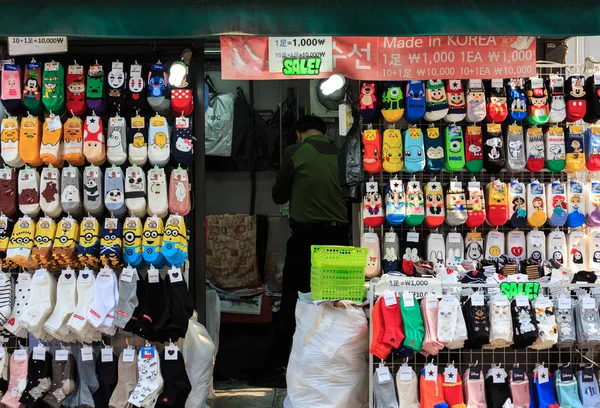 Séoul, Corée-24 avril 2019 : exposition de chaussettes colorées sur un petit magasin de rue — Photo