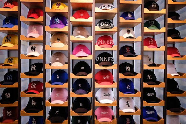 Séoul, Corée-24 avril 2019 : Divers types de casquettes sur les étagères des supermarchés — Photo