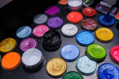 Siyah renkli masa üzerinde renkli boya kutuları yakın plan görünümü