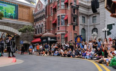 Singapur-28 Kasım 2017: Singapur evrensel stüdyolarında dizi izleyen insanlar