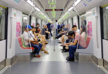 Singapur-13 Aralık 2017: Singapur 'da kalabalık bir Mass Rapid Transit metro treni yolcuları