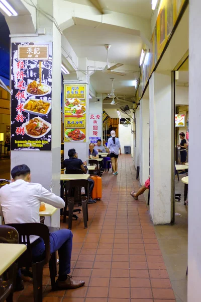 Singapore-13 Dec 2017: Singapore gatukorridor lokal restaurang nattutsikt — Stockfoto