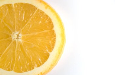 Beyaz arka planda izole edilmiş taze portakal dilimi.