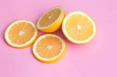 Pembe arkaplan görünümünde taze portakal dilimi