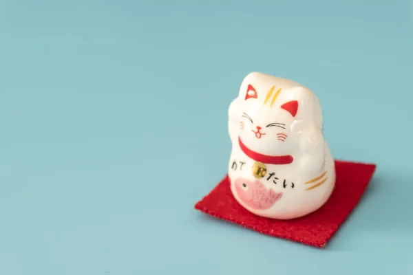 Cerâmica figura gato feliz na cor pura vista de fundo — Fotografia de Stock