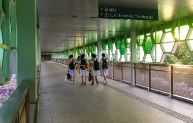 Singapur-07 Şubat 2020: Barınak koridorunda yürüyen kız öğrenci