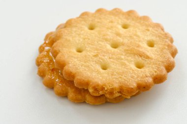 Sweetmeal sindirim bisküvi üzerine beyaz izole yığını