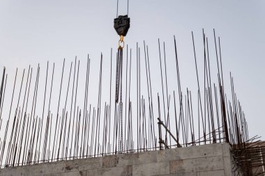 Yapısal çelik mavi gökyüzü arka planında yapım aşamasında