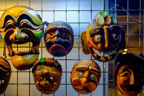 Madeira Bonito Máscaras Exibir Parede Líquida Fotos De Bancos De Imagens Sem Royalties