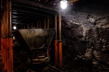 yer altında benim raylar ve ışık geçiş