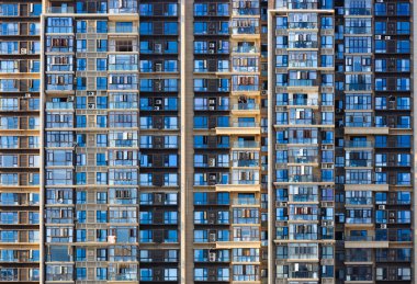 Modern görünümlü, yüksek katlı bir apartman.