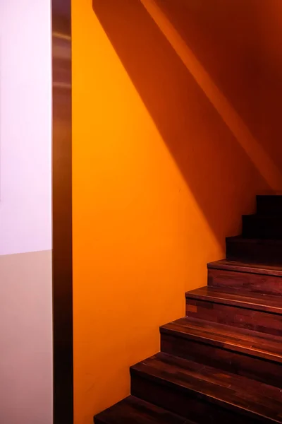 Escada Madeira Feita Madeira Laminada Parede Amarela — Fotografia de Stock