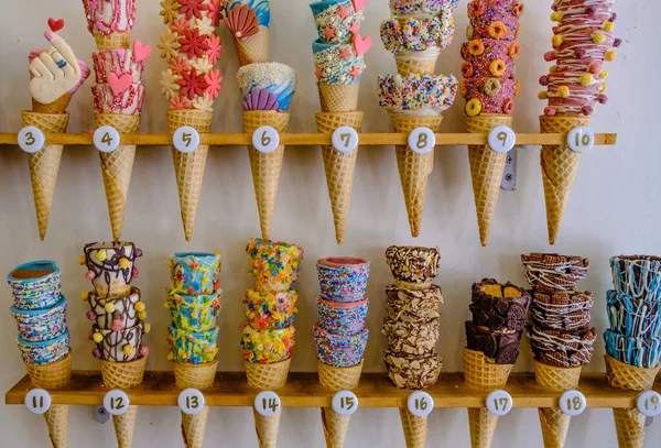 五彩缤纷的冰淇淋 架子上陈列着五彩缤纷的糖果 — 图库照片