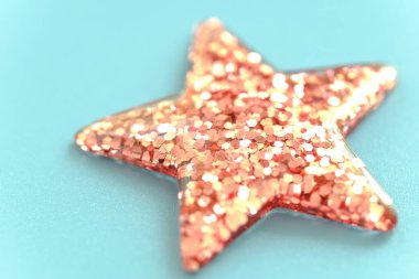 Mavi arka planda izole edilmiş pembe Noel yıldızı