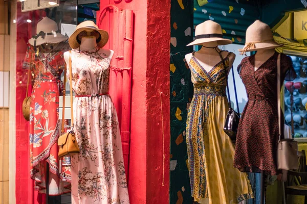 Mulher Rua Loja Roupas Verão Dia Moda — Fotografia de Stock