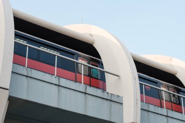 Singapur-12 Mar 2020: Singapur toplu hızlı treni (Mrt) raylarda ilerliyor