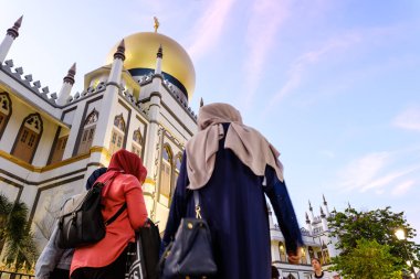Singapur-13 Mar 2020: Mescid Sultan ile Singapur sokak manzarası. Cami Singapur 'un en önemli camilerinden biri olarak kabul edilir..