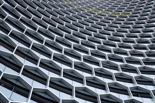 Singapur-13 Mar 2020: Bugis istasyonu yakınlarındaki yeni bir gökdelen binası olan Duo Galerisi 'nin yakın görüntüsü.