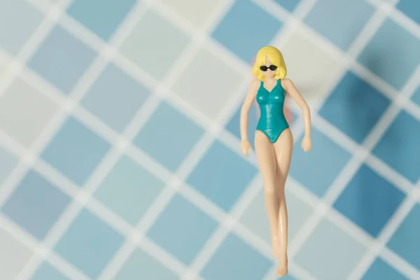 Badeanzug Frauen Kunststoff Spielzeug Draufsicht Auf Blauem Hintergrund — Stockfoto
