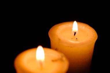 Geceleyin bir mum alevi yakın çekim görüntüsü