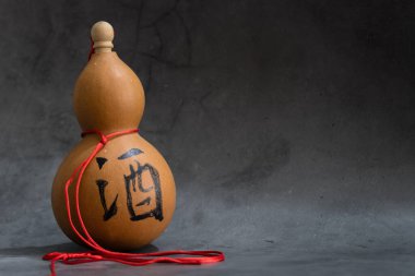 Siyah arka planda kurumuş şişe kabağı, Çinlilerin anlamı şaraptır.