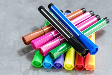 Beyaz arkaplanda izole edilmiş renkli işaretler