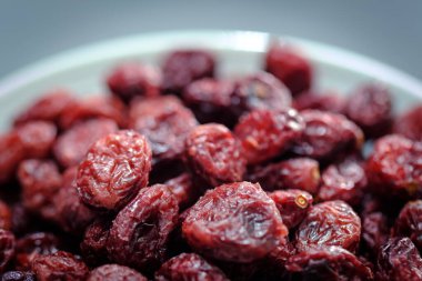 Kurutulmuş yaban mersini dolu beyaz bir tabağa yakın çekim