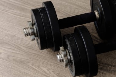 Eski siyah halterler ahşap zeminde.