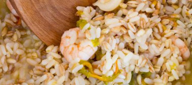 Pirinç arpa karides ve kabak çiçekleri yazıldığından.