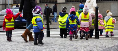 Prag 'da bir okul gezisine yürüyen genç çocuklar