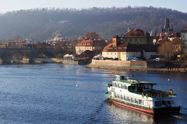 Μεγάλη βάρκα πλέει στο ποτάμι της Moldava — Φωτογραφία Αρχείου