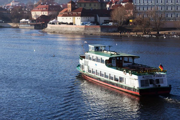 Grande barca naviga sul fiume Moldava — Foto Stock