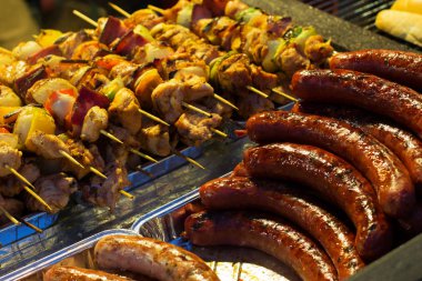 bir ızgara üzerinde sosis ve dökülme