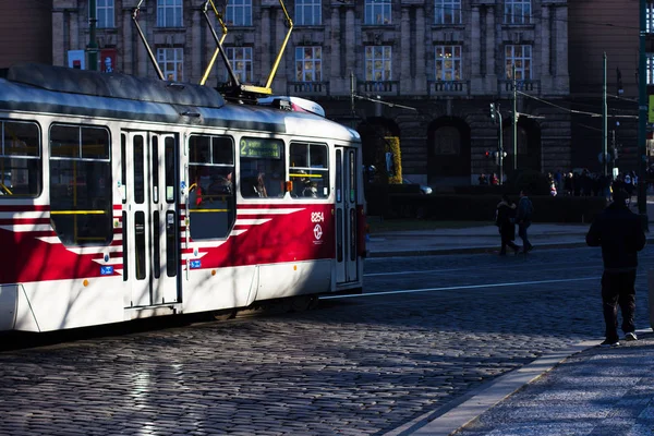 乘坐电车在布拉格的公共交通 — 图库照片