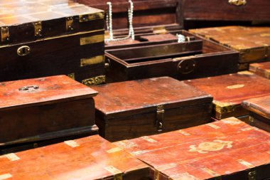 farklı boyutlarda birçok tahta bavul