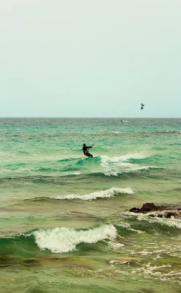 Kitesurf in mare nel Salento in Puglia - Italia — Foto Stock